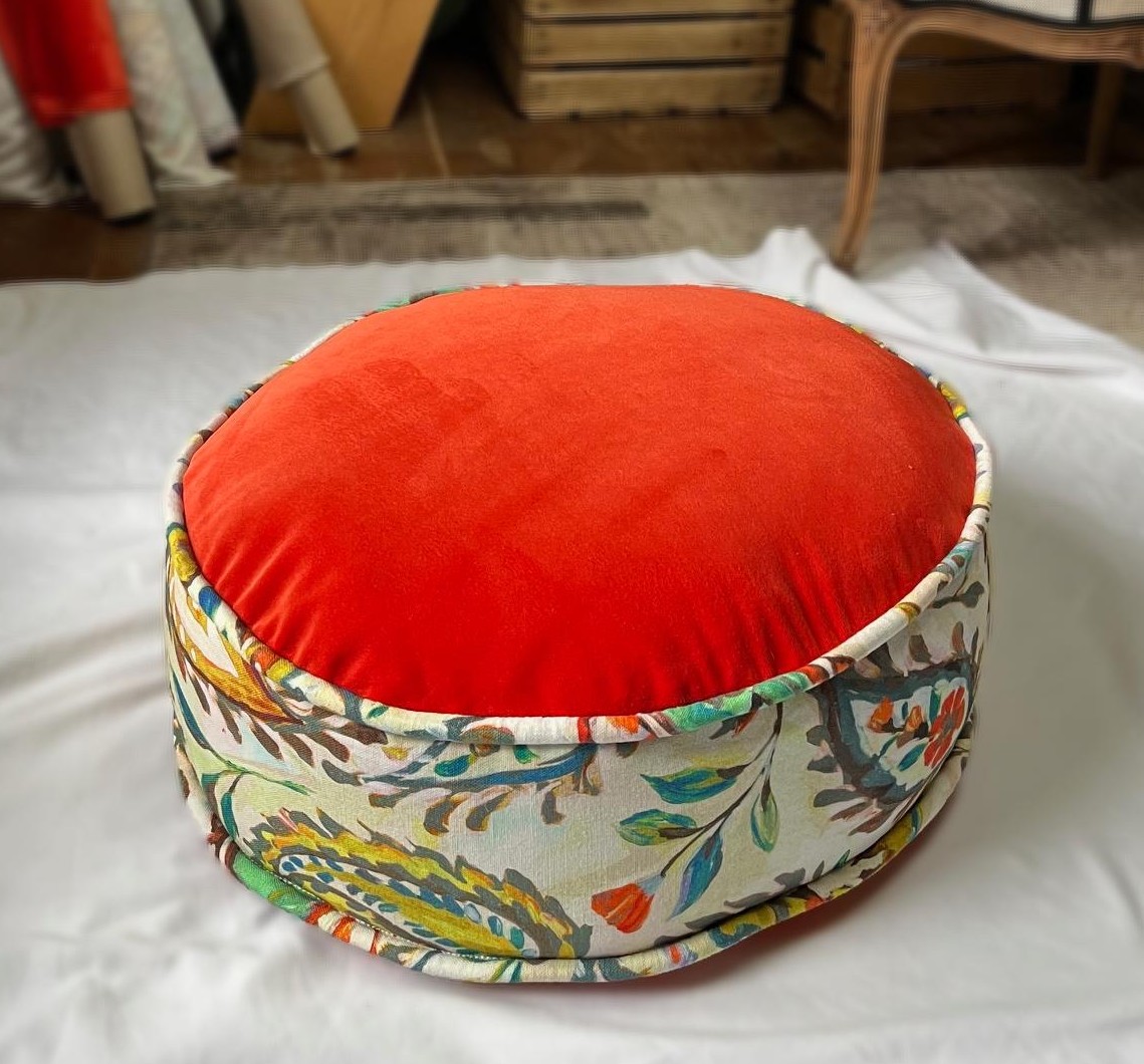 Pouf Coutume Ameublement Fauteuil Louis XV rénove Atelier La Confidente